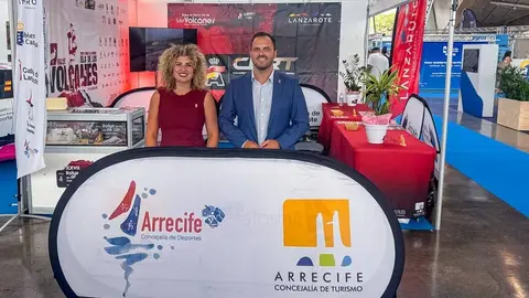 El alcalde de Arrecife Yonathan de León y la concejala de Deportes, Eli Merino, promocionando Arrecife en una feria para eventos deportivos.
