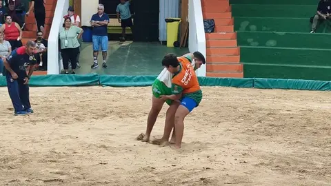 Una agarrada entre un luchador del  Unión Norte y del San Bartolomé.