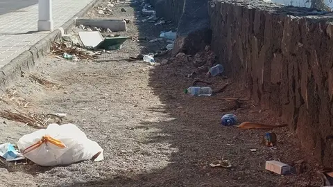 Deterioro y suciedad en el municipio de Yaiza.