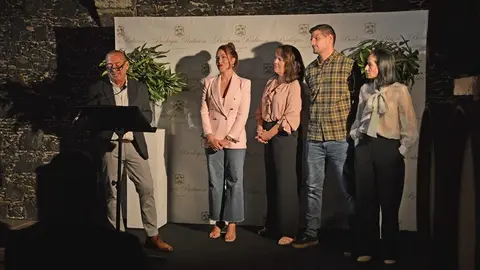 Juan Glaría, gerente de la bodega, y equipo.