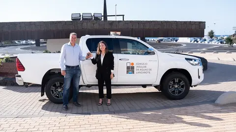 Domingo Cejas junto al nuevo vehículo del Consejo Insular de Aguas.