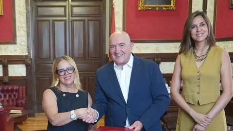 Nori Machín en la firma del convenio en Valladolid.