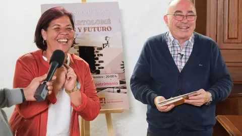 Alma González junto a Miguel Hernández.