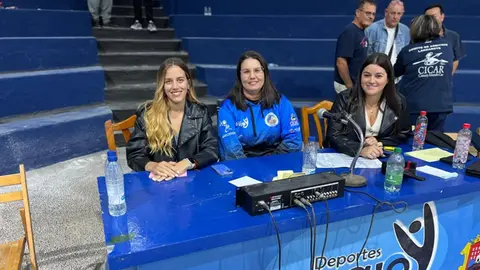 Imagen de las representantes de la mesa de la luchada, personas también muy importantes para el desarrollo de este deporte y que pocas veces son reconocidas.