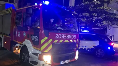 Los bomberos y la Policía Local acudieron a cubrir el suceso.