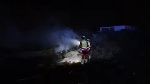 Momento en el que los bomberos extinguieron el fuego.