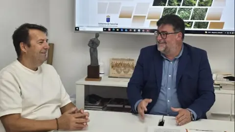 Antonio Rocío e Isidro Pérez analizando los datos.