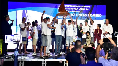 Los ganadores festejeron por todo lo alto en la entrega de trofeos.