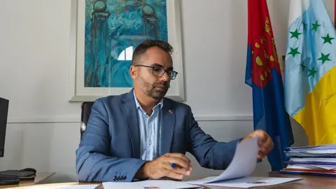 Echedey Eugenio en el despacho del Ayuntamiento de Arrecife.