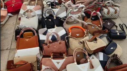 Imagen de parte de los artículos incautados por la Policía Local de Arrecife.