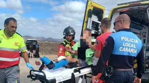 Traslado de uno de los turistas arrastrados por las olas.