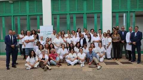Sanitarios y representantes públicos en la celebración del 75 aniversario del Hospital Insular.