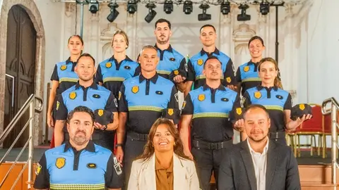 Olivia Duque y Ginés González junto a los nuevos agentes de Teguise.
