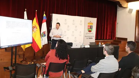 Imagen del encuentro mantenido por Noda con los promotores.