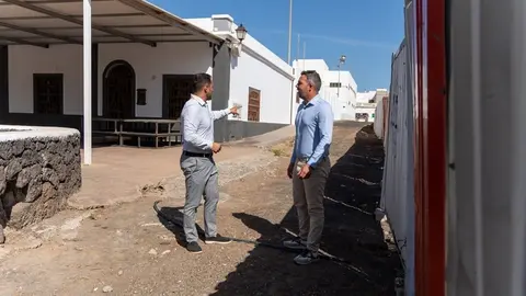 El alcalde de Arrecife y el consejero insular de Obras Públicas en Altavista.