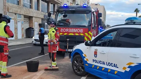 Los bomberos y la Policía Local realizando las labores de limpieza.