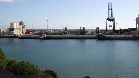 Imagen del puerto de Los Mármoles desde el Castillo de San José.