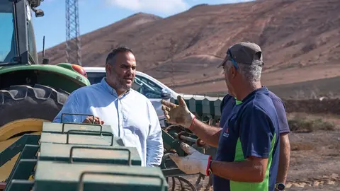 Samuel Martín junto a un agricultor.