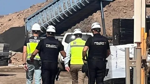 Agentes de la Policía Local realizando una detención en una obra.