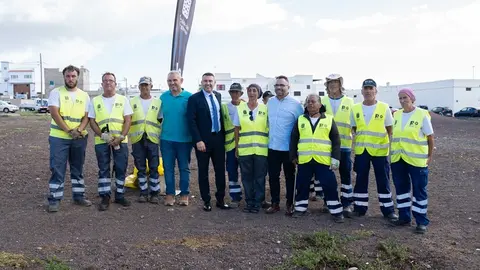 Oswaldo Betancort, Echedey Eugenio y Jacobo Lemes junto a los participantes del plan de empleo.