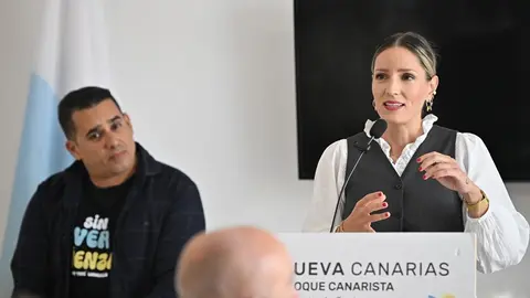 Yoné Caraballo y Sheila Guillén en un debate en la sede de la formación en Arrecife.
