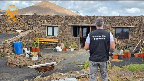 Agente de la Guardia Civil en una de las construcciones investigadas.