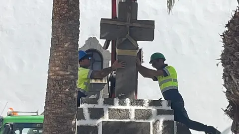 Momento en el que los operarios de la empresa colocan la cruz en el mismo lugar en el que estaba cuando se iniciaron las obras.