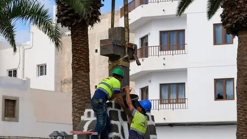 Operarios colocando la cruz de la plaza de Las Palmas.