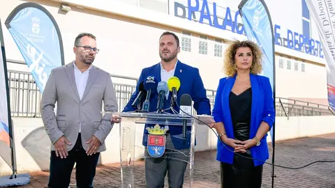 El alcalde de Arrecife, Yonathan de León, junto a Echedey Eugenio y Eli Merino en los exteriores del pabellón.