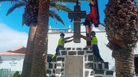 Momento en el que se colocó la cruz este lunes.