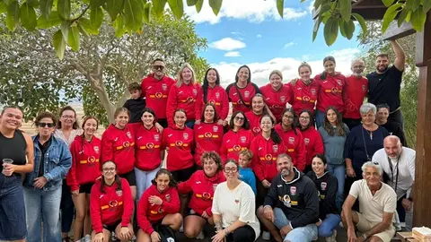 Luchadoras del Tinecheide celebrando la victoria.