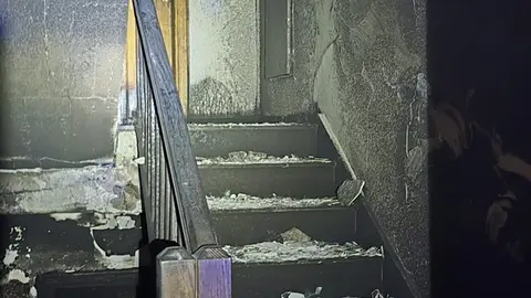 Estado de las escaleras totalmente quemadas a causa de las llamas.