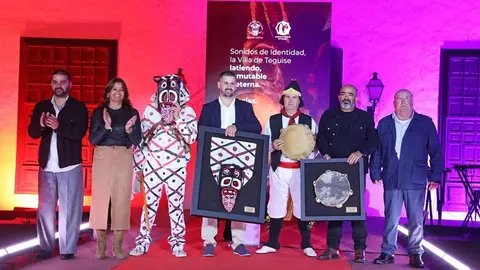 Representantes del Rancho de Pascuas de Teguise y de los Diabletes recibiendo un homenaje.