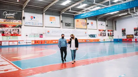 Roy González y Astrid Pérez cuando gobernaban juntos el PSOE y el PP en Arrecife visitando una instalación deportiva.