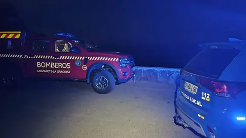 Un vehículo de la Policía Local y otro de los bomberos durante el desarrollo del incidente.