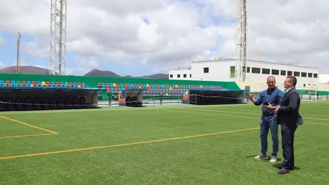 El alcalde y el concejal de Deportes en el campo de Yaiza