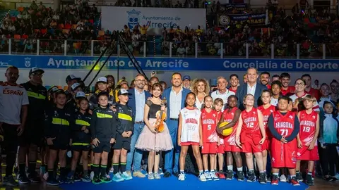 Echedey Eugenio, Yonathan de León y Eli Merino en el acto oficial de reapertura del  Palacio de Deportes Arrecife en Argana Alta (1)