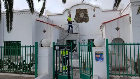 Operarios de Haría realizando la retirada del símbolo franquista del CEIP Las Mercedes.