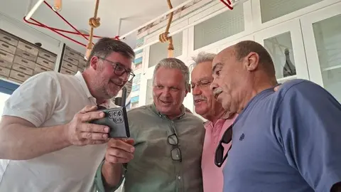 Isidro Pérez, Alfredo Mendoza, Pepe Torres y Miguel Ángel Leal viendo una imagen que les mostraba el alcalde de San Bartolomé