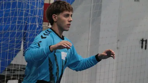 Imagen del portero en uno de los lances del encuentro.