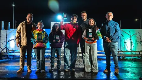 Los integrantes del Gobierno de Arrecife con las representantes de las murgas.