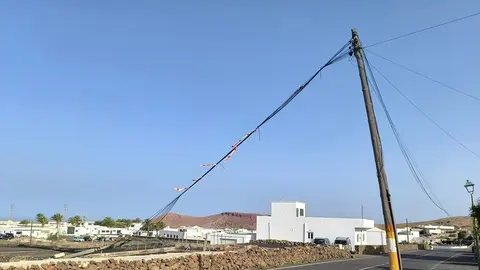 Poste caído en la zona de Tinajo.
