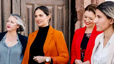 Judit Fontes (centro) junto con concejalas socialistas en Teguise 