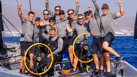 Componentes del Team Nika durante su participación en la regata.