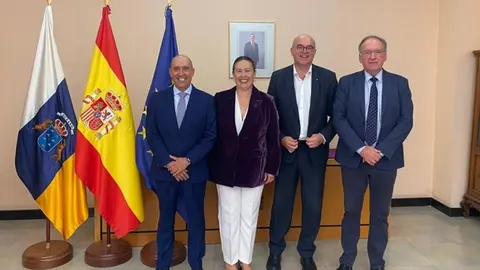 Olivia Cedrés en el centro de la imagen con sus tres compañeros de partido.