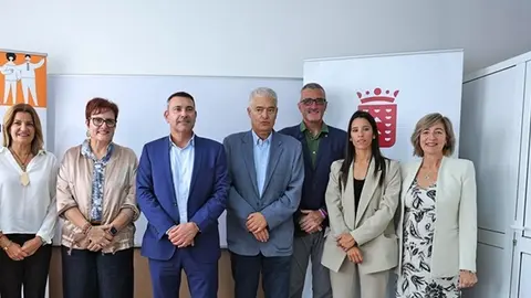Oswaldo Betancort y Marci Acuña junto al resto de representantes públicos en la presentación del centro polivalente para la formación y la orientación.