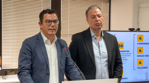 El consejero de Obras Públicas, Vivienda y Movilidad del Gobierno de Canarias, Pablo Rodríguez, y el director del Instituto Canario de la Vivienda (ICAVI), Antonio Ortega, en la rueda de prensa.