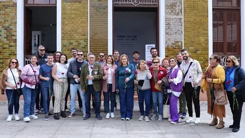 Representantes del PP de Lanzarote con una flor con motivo del día contra la violencia de género.