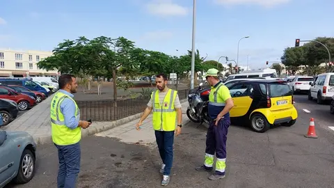 El alcalde de Arrecife, Yonathan de León, y el concejal de Movilidad, Mario González Altube, en la calle Dr. Juan Negrín.