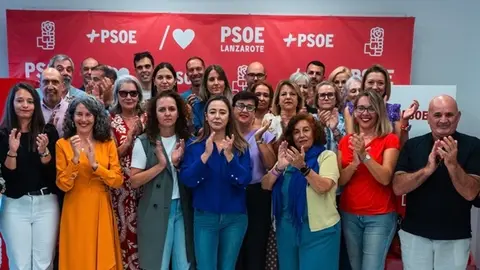 Asistentes al homenaje realizado por el PSOE a las víctimas de violencia de género en su sede.